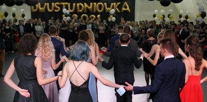 Studniówka 2022. Ile kosztuje, jakie są obostrzenia?