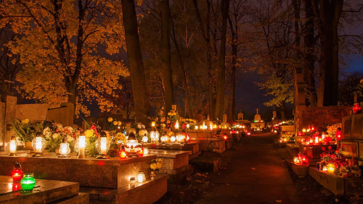 Młodzież ze szkolnych kół Towarzystwa Miłośników Miasta Bydgoszczy rozpocznie w czwartek trwającą do niedzieli kwestę na rzecz ratowania najstarszej bydgoskiej nekropolii – Cmentarza Starofarnego. Do zbierania pieniędzy przyłączą się też lokalne władze, ludzie kultury oraz nauki.