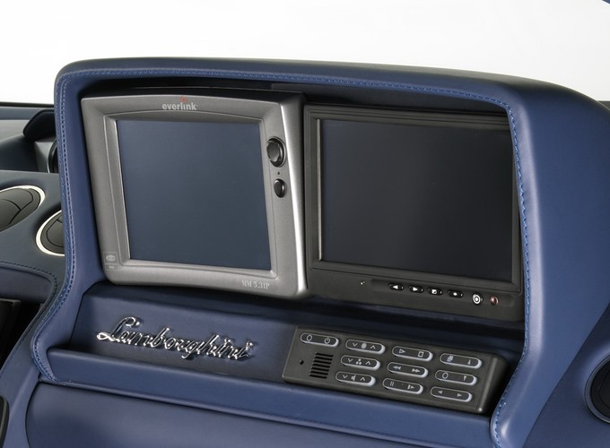 Satelitarne łącze pozawala na przesyłanie danych i zdjęć między policyjną bazą a komputerem pokładowym w lambo