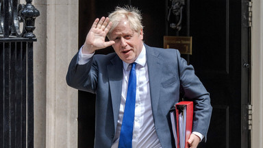 Boris Johnson poddaje się po 24-godzinnej walce o utrzymanie władzy