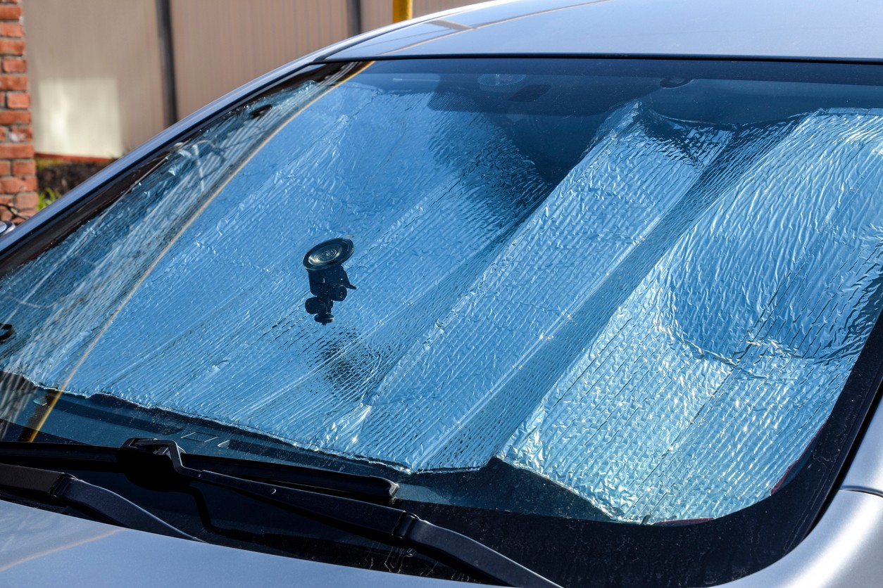 Kvalitná slnečná clona na čelné sklo dokáže znížiť teplotu na prístrojovej doske až o 30 stupňov Celzia. Stojí pritom len niekoľko eur. 