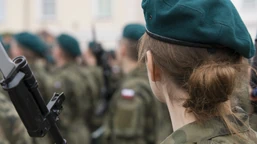 te osoby dostaną wezwanie do wojska na początku przyszłego roku. wśród nich kobiety i osoby po 50. roku życia