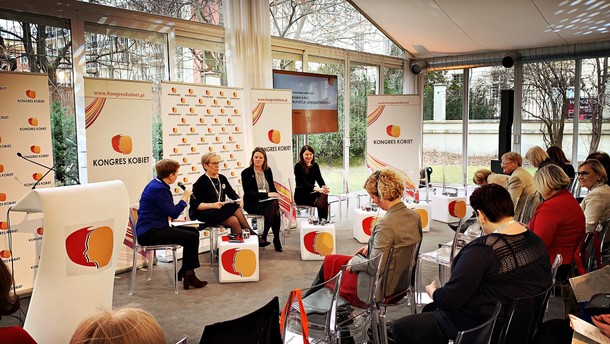 Konferencja Kongresu Kobiet. Panel Równe płace: Dobre praktyki w krajach europejskich prowadzi Aleksandra Karasińska, redaktor naczelna Forbes Women