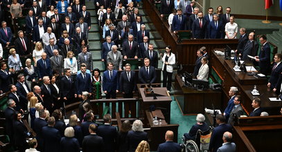 Niespotykany widok w Sejmie. Przed stanowiskiem marszałka zrobiło się "gęsto"