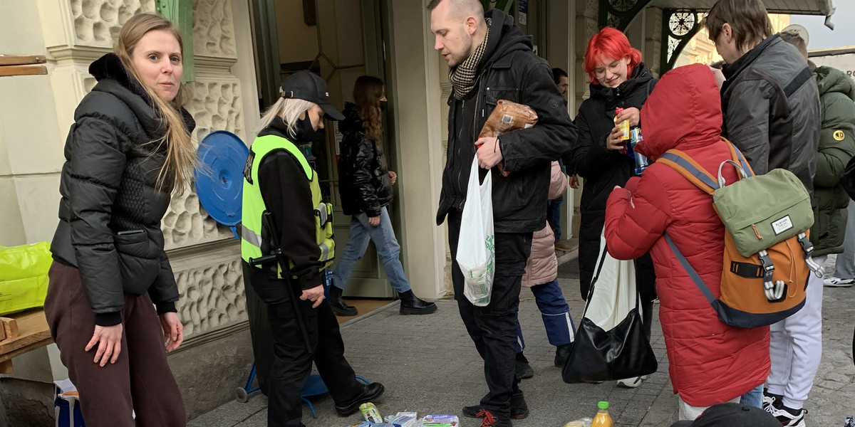 Dworzec w Przemyślu. To pierwszy punkt, w którym zatrzymują się uchodźcy przybywający do Polski pociągami.