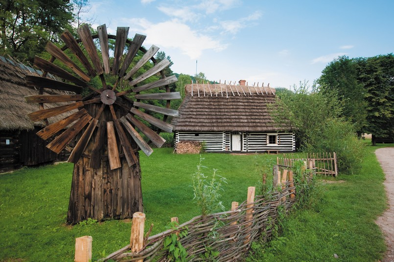 Muzeum Budownictwa Ludowego w Sanoku to jeden z największych parków etnograficznych w Polsce. Na terenie 38 ha zgromadzono blisko 150 obiektów budownictwa drewnianego z terenu południowo-wschodniej Polski pochodzących z okresu od XVII do XX w. Obszar skansenu podzielono na 5 sektorów reprezentujących konkretne grupy etnograficzne: Bojkowie, Łemkowie, Pogórzanie Zachodni, Dolinianie i Pogórzanie Wschodni. Tych pięć głównych sektorów wkrótce uzupełnią 4 sektory tematyczne: naftowy, małomiasteczkowy, dworski i archeologiczny. © Wydawnictwo RM