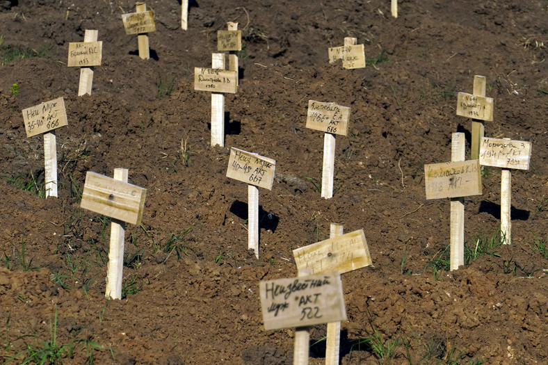 Groby na cmentarzu w Mariupolu. To ofiary inwazji Rosji na Ukrainę