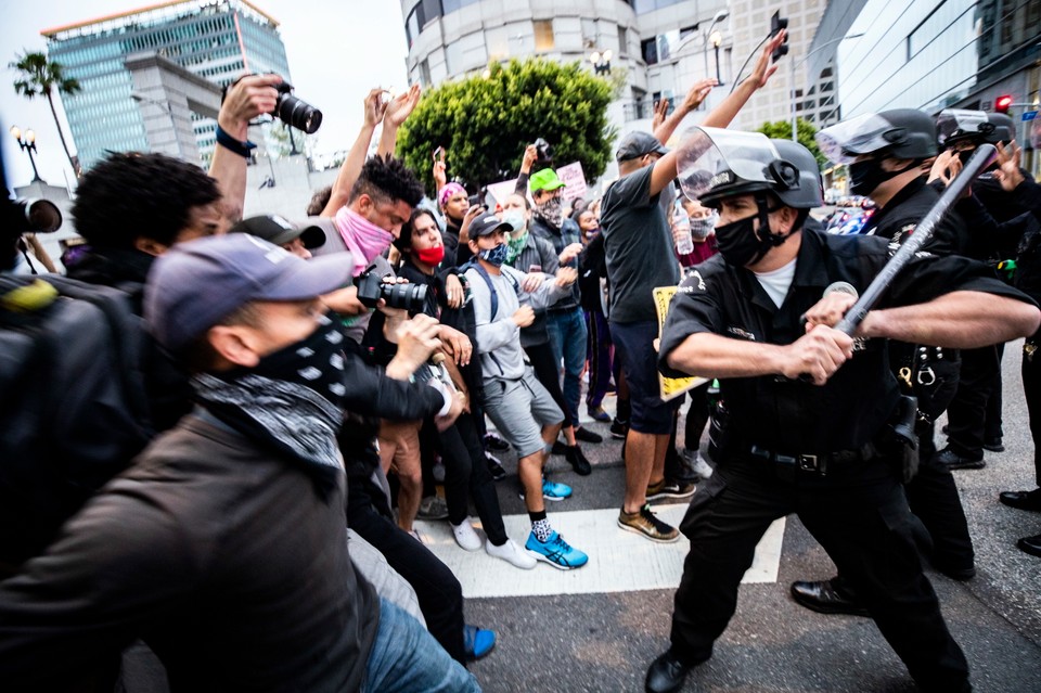 Starcia policjantów z demonstrantami w Los Angeles