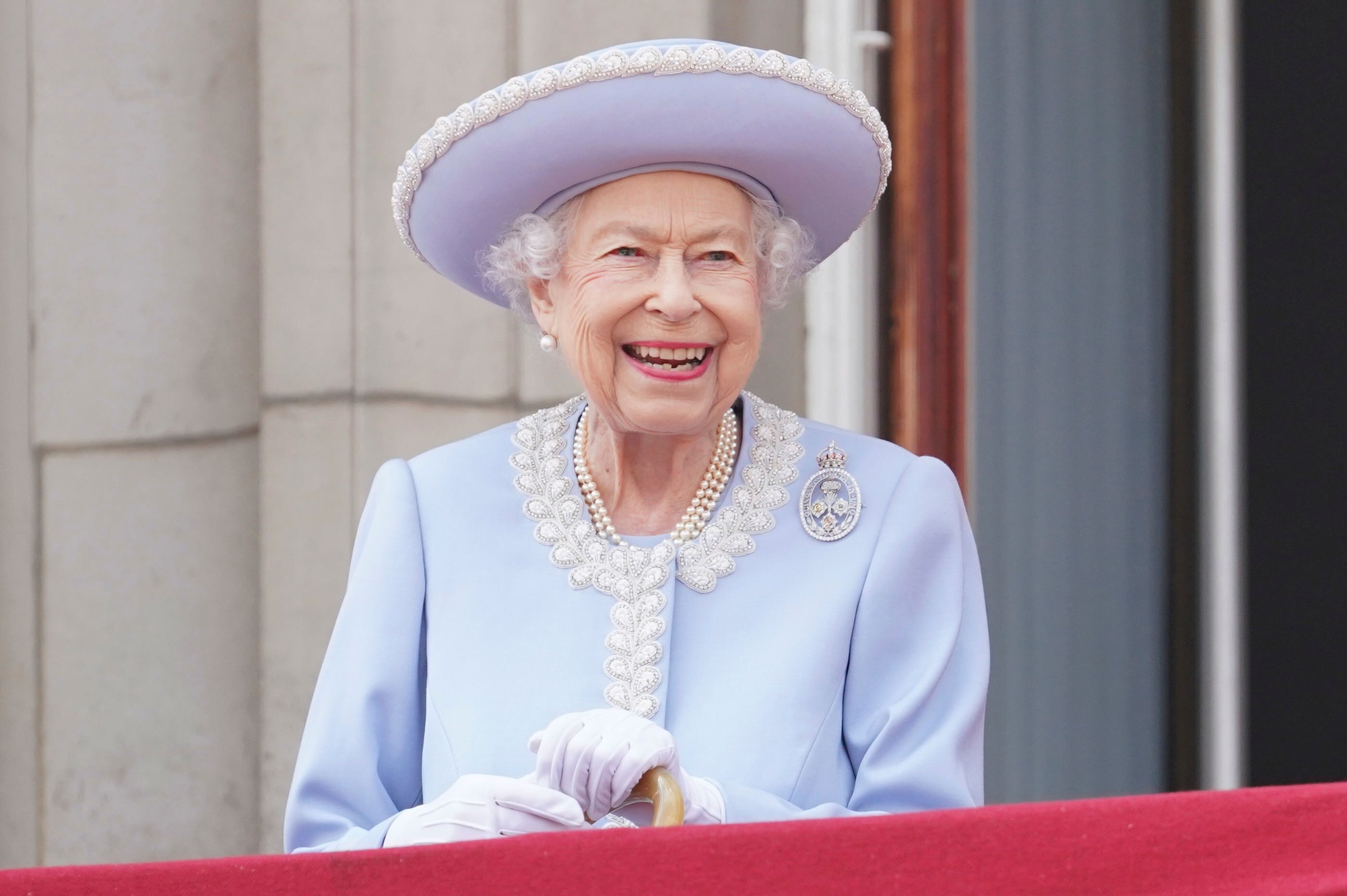 Britská kráľovná Alžbeta II. sleduje z balkóna slávnostnú vojenskú prehliadku (Trooping the Color), ktorou sa začali štvordňové oslavy 70. výročia jej nástupu na trón v Londýne vo štvrtok 2. júna 2022.