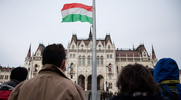 Március 15-én többen is utcára vonultak demonstrálni, a Rendőrség több millió forintos bírsággal jutalmazta./ Fotó: MTI/Mohai Balázs