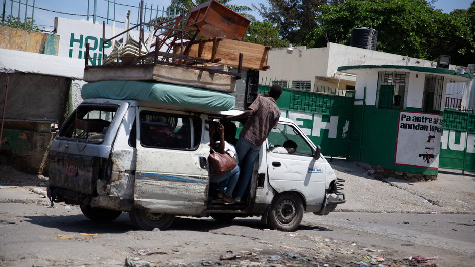 Jedna z ulic stolicy Haiti Port-au-Prince