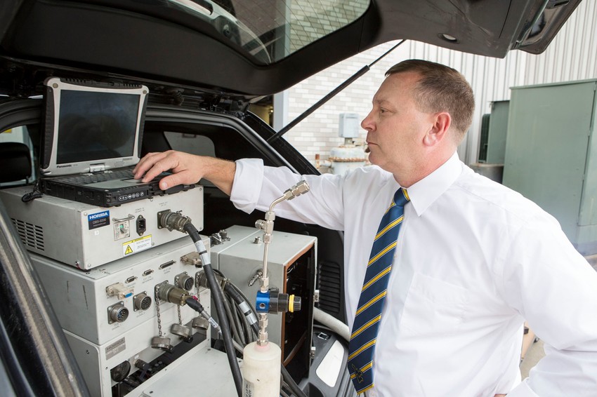 Profesor Den Karder pored uređaja za testiranje emisije izduvnih gasova