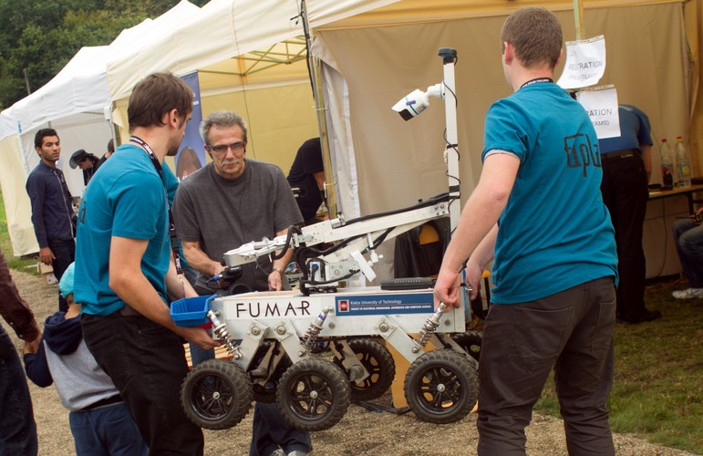 Zespoły biorące udział w zawodach miały za zadanie zaprojektować i zbudować łazika marsjańskiego.
<br>European Rover Challenge 2015, Studenci Politechniki Świętokrzyskiej i ich łazik. <br><br>fot. (cat) PAP/Michał Walczak