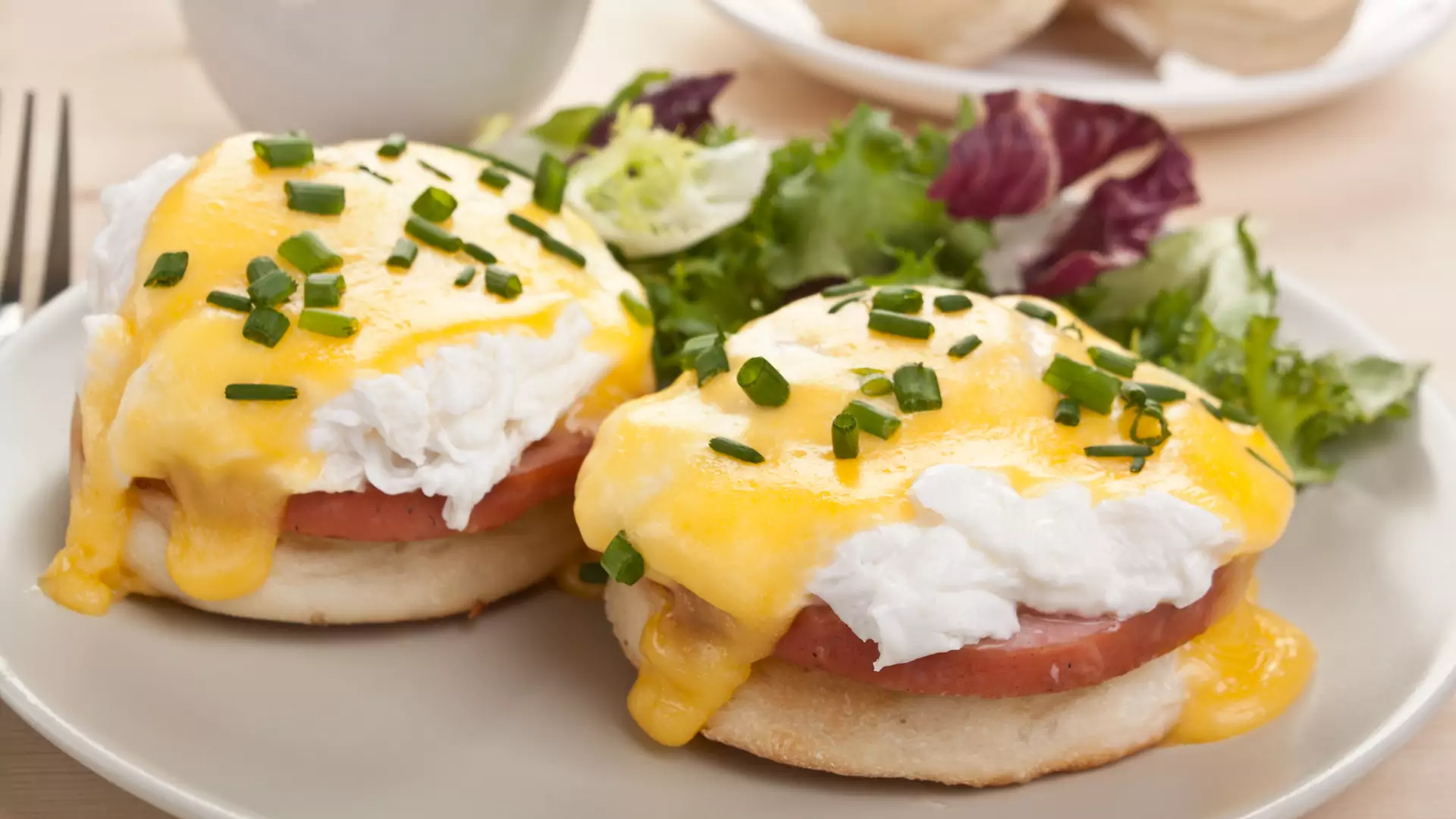 Jajka po benedyktyńsku – przepis na wyjątkowe śniadanie