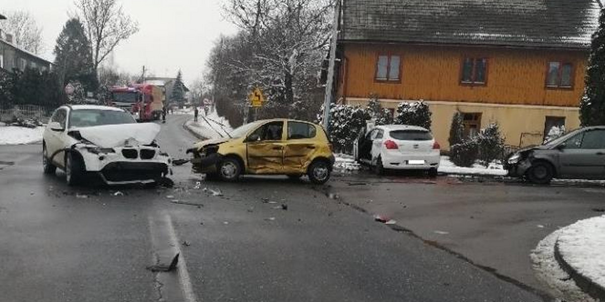 Wypadek w Markowej. Zderzyły się cztery samochody