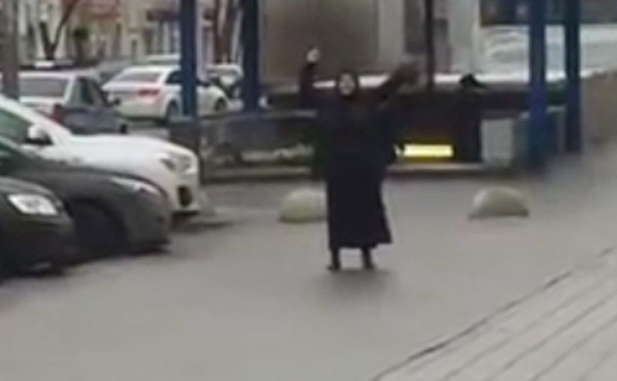 Kobieta z odciętą głową dziecka przed stacją metra w Moskwie