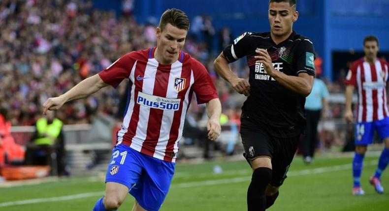 Atletico Madrid's forward Kevin Gameiro (L) vies with Granada's Belgian midfielder Andreas Pereira during the Spanish league football match October 15, 2016
