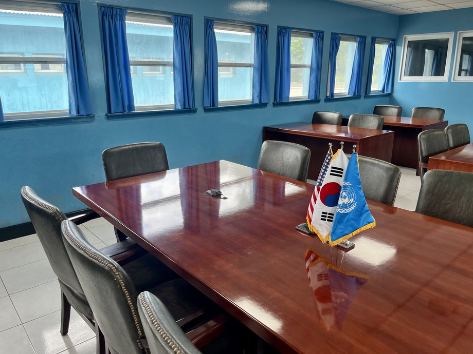 Stół, po którego środku biegnie koreańska granica