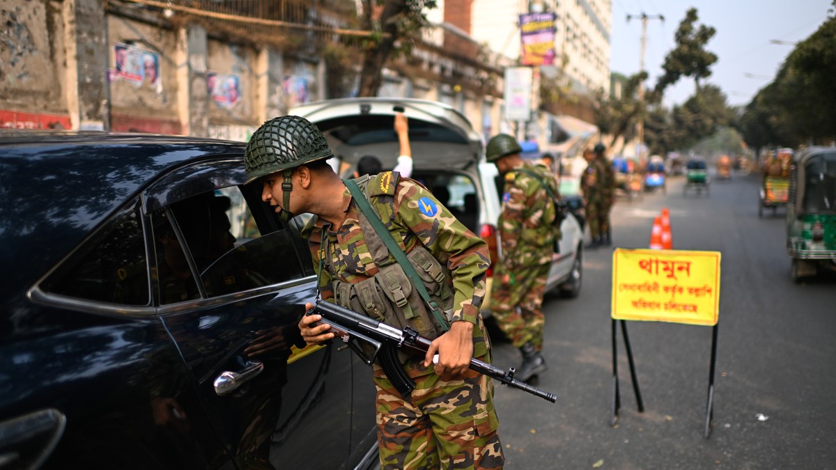 Vojnik pregleda vozilo tokom nasumičnih bezbednosnih provera kao deo pojačanih bezbednosnih mera uoči parlamentarnih izbora u Bangladešu