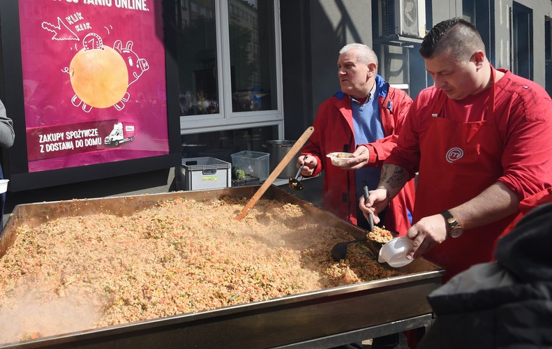 Przewodniczący OPZZ Jan Guz i finalista programu kulinarnego MasterChef Mariusz Szwed przygotowują gulasz dla uczestników demonstracji z okazji Święta Pracy, organizowanej przez OPZZ i SLD w Warszawie.