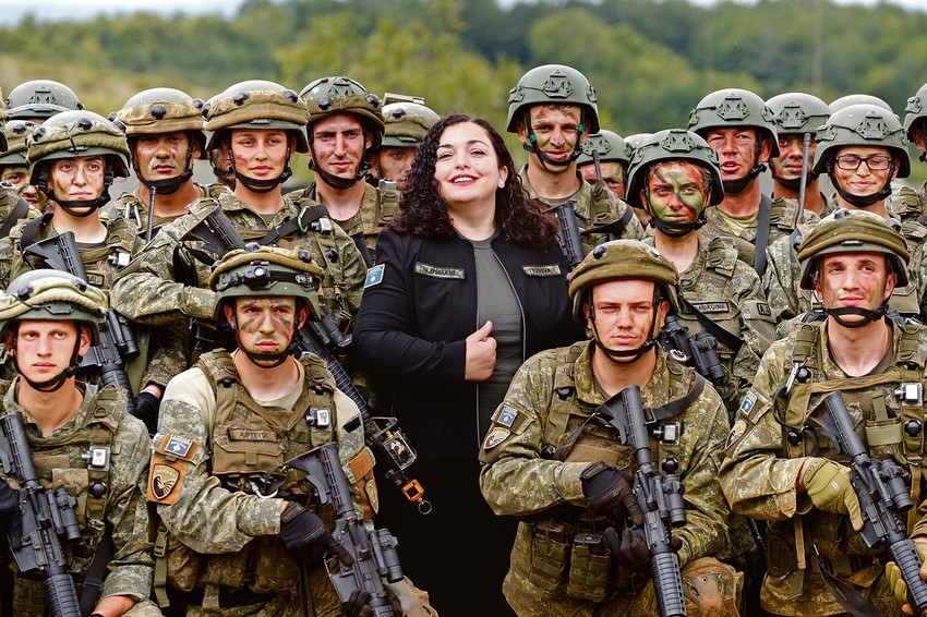 Vjosa Osmani sa pripadnicima KBS