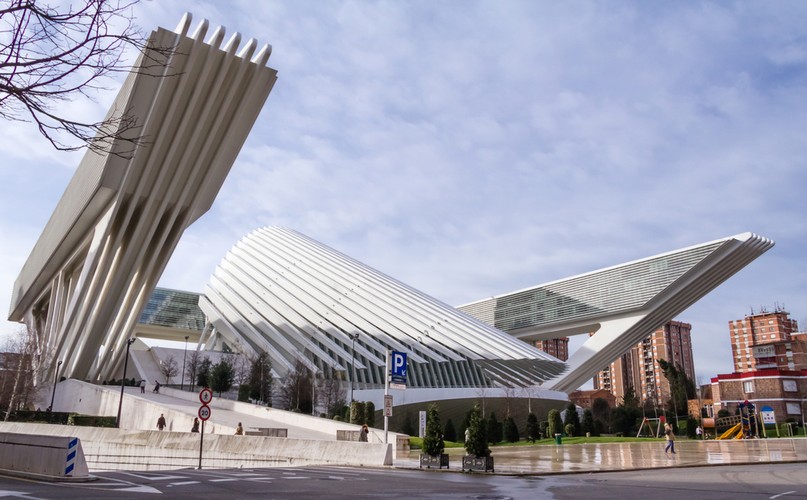 Wcześniej Calatrava miał wielokrotnie kłopoty z prawem. Do sądu podały go m.in. władze Wenecji, bo zbudowany przez niego most jest śliski i niedostosowany dla inwalidów. Architekt musiał też zapłacić 3 mln euro kary za błędy w budowie i wykończeniu muzeum w Oviedo, na północy Hiszpanii. Na zdjęciu Centrum wystawienniczo-konferencyjne w Oviedo w Hiszpanii, które zaprojektował Santiago Calatrava.