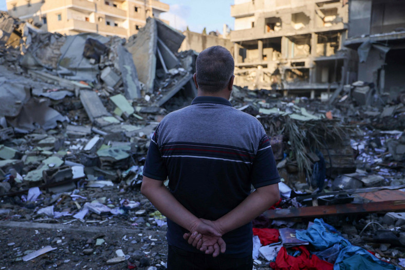 Palestyńczyk patrzy na gruzy w Strefie Gazy