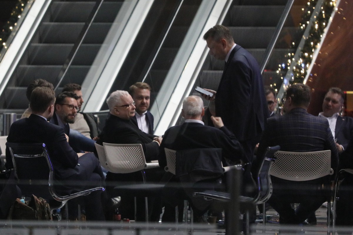 Politycy PiS w budynku TVP przy ulicy Woronicza w Warszawie