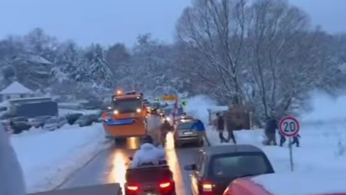Gužva ispred manastira Krušedol zbog osveštenja badnjaka