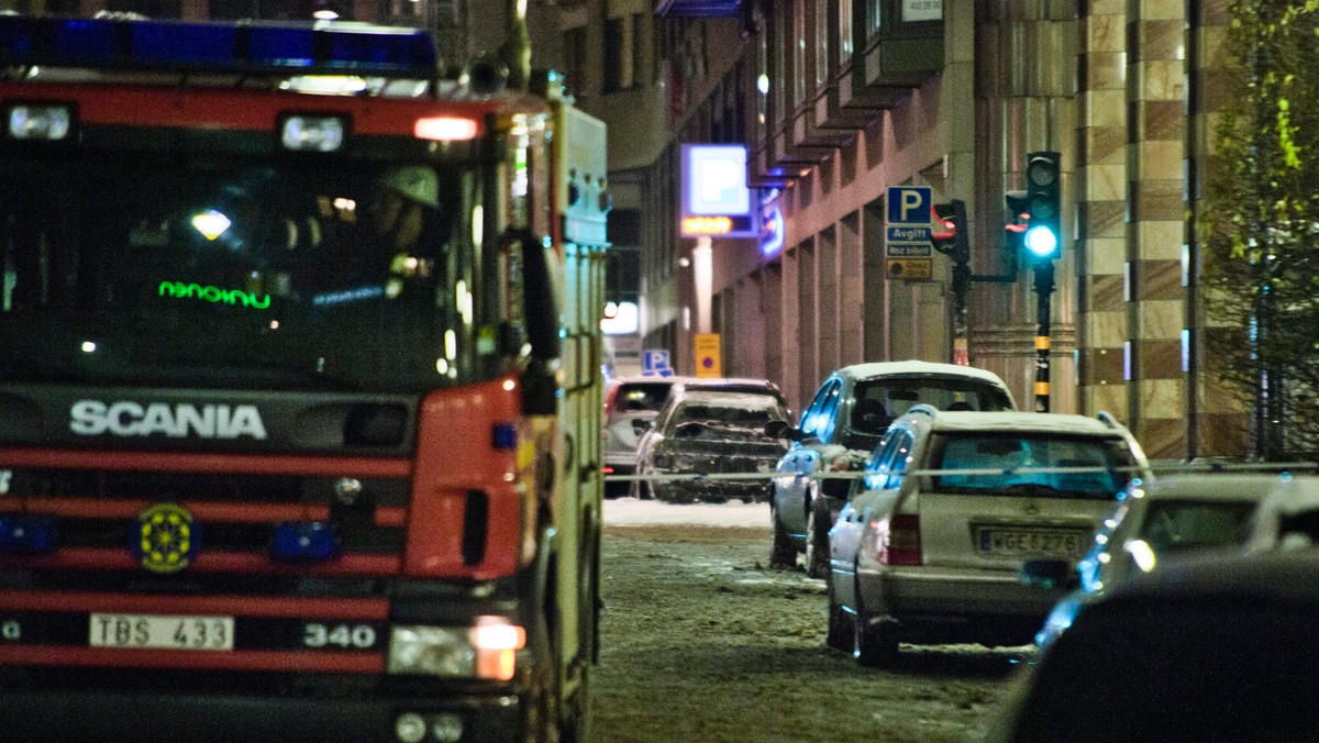 W sobotnich wybuchach w centrum Sztokholmu zginął człowiek, dwie osoby zostały ranne. Szwedzka agencja TT poinformowała, że na 10 minut przed wybuchami jej redakcja otrzymały e-mail z ostrzeżeniem. Nagranie załączone do e-maila wzywa do dżihadu w Szwecji.