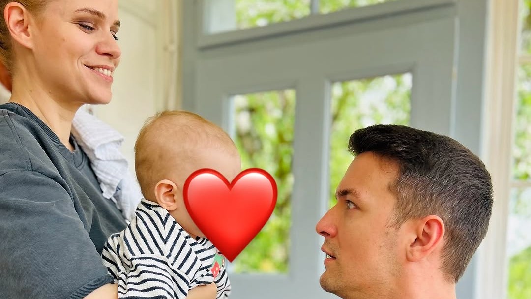 Zuzana Kovačič Hanzelová s dcérkou a Viktorom Vinczem.