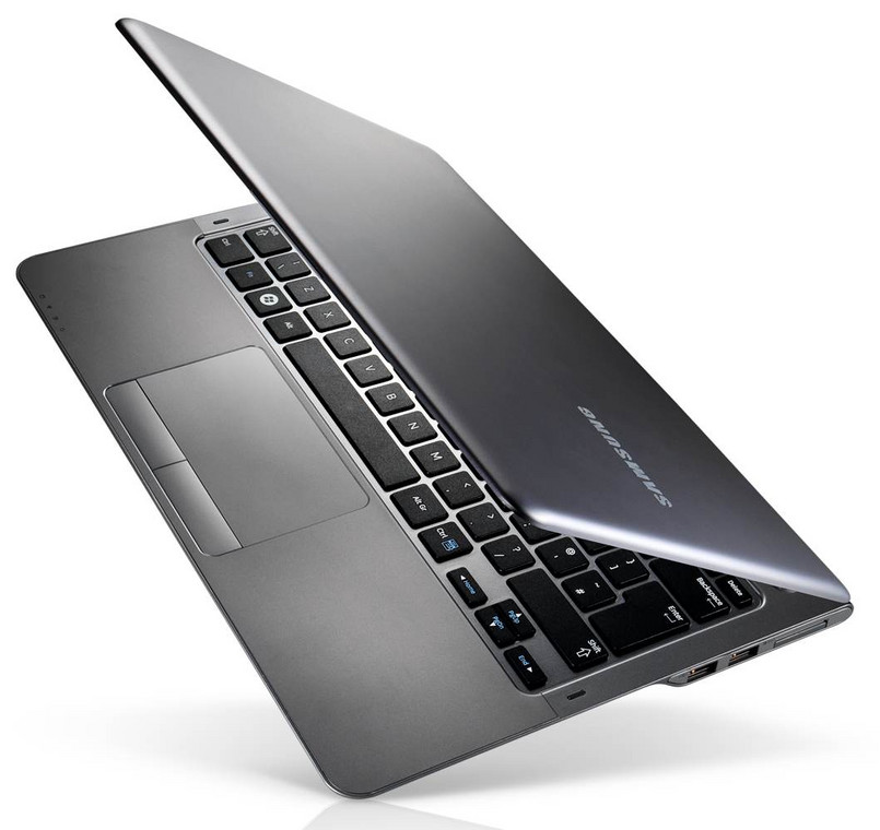 do 2500 zł | Samsung NP530U3C-A04PL (2199 zł) 13,3-calowy ekonomiczny ultrabook Samsunga został wyposażony w procesor Intel i3, 4GB pamięci RAM oraz hybrydowy zestaw dysków HDD – 500GB i SSD – 24GB. Jego niewątpliwą zaletą jest matowy antyrefleksyjny ekran LED oraz długi czas pracy na baterii (ok. 7 godzin przy włączonym trybie oszczędzania energii), który został osiągnięty dzięki zastosowaniu energooszczędnych podzespołów. Idealna propozycja dla osób, które nie mają zbyt wielkich wymagań sprzętowych.