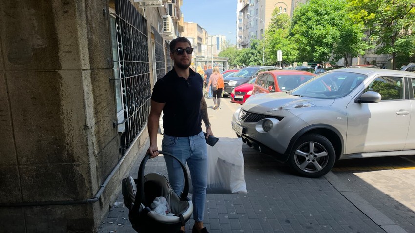 Joca Stefanović stigao po sina i ženu u porodilište