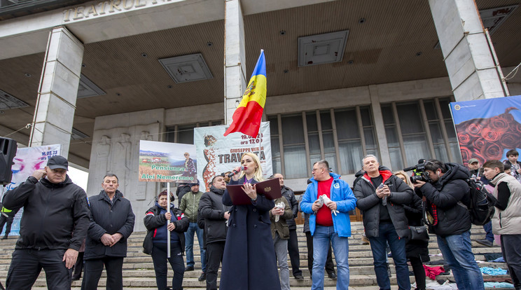 A képen: Marina Tauber, az ellenzéki, oroszbarátnak tartott SOR Párt helyettes vezetője beszél az ország európai uniós integrációját támogató Dorin Recean kormányfő vezette kabinet és Maia Sandu elnök elleni tüntetésen Chisinauban 2023. február 19-én 6 Fotó: MTI/EPA/Dumitru Doru
