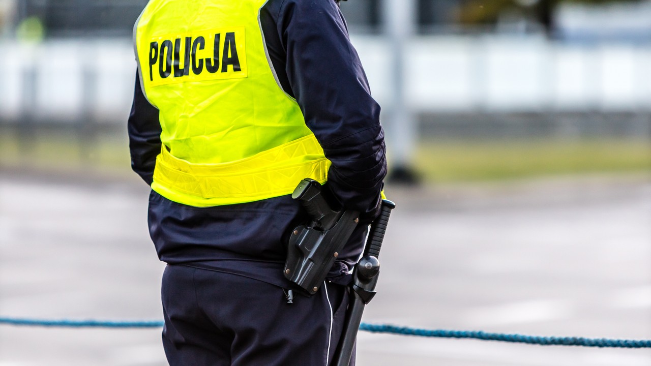 Chwile grozy przed supermarketem. Doprowadził do kolizji, a potem mierzył do kobiety z broni