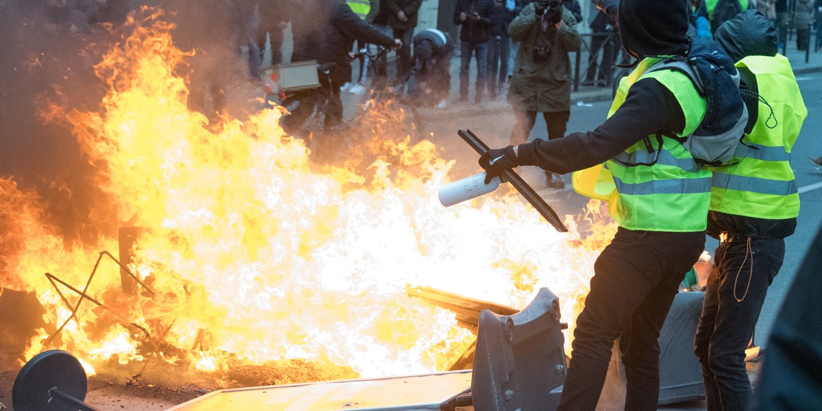 Protesty we Francji, które wybuchły 17 listopada, przyniosły krajowi spore straty