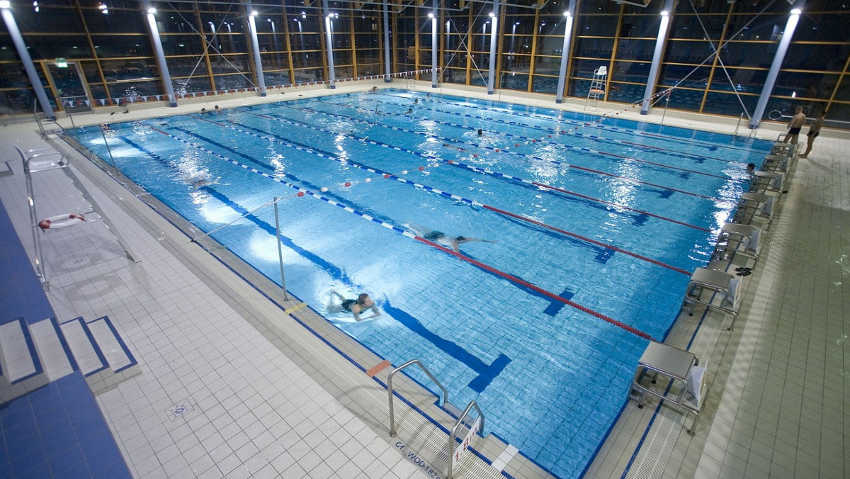 We wrocławskim aquaparku zmarł 24-letni mężczyzna. Zasłabł podczas pływania. Do tragedii doszło we wtorek wieczorem - informuje portal mmwroclaw.pl.