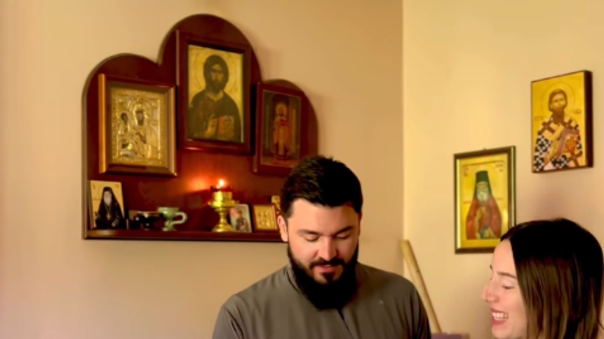 DOM PUN IKONA I CVEĆA Danica Crnogorčević sa suprugom i najmilijima za Vaskrs: Kucali se jajima, a njena reakcija zbog rezultata sve je nasmejala na mrežama (FOTO)