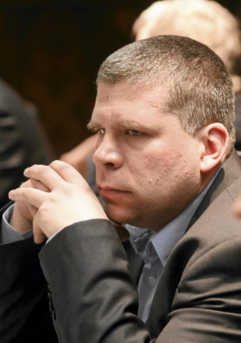 To tylko kilka obietnic z całego, przedreferendalnego festiwalu. Pytanie, jak krajobraz Warszawy będzie wyglądać po referendum, oraz po ewentualnych wyborach prezydenckich. Czy zostaną zdelegalizowane koncerty i sztuczne ognie? A może ktoś zburzy któreś z lotnisk, żeby samoloty nie hałasowały mieszkańcom? I kiedy zobaczymy czwartą, tym razem okrężną, linię metra? „Duża część tych obietnic jest mało realna. Ciężko wyobrazić sobie miasto wielkości Warszawy bez imprez masowych. Nikt, kto śledził wieloletnie powstawanie warszawskiego metra, nie uwierzy, że w ciągu kilku lat mogą powstać jego dwie kolejne linie. Celem, który przyświeca osobom głoszącym takie postulaty, jest przede wszystkim mobilizacja swoich wyborców. To nic więcej niż demagogiczna tuba przedreferendalna” – komentuje dr Tomasz Słupik z Uniwersytetu Śląskiego.