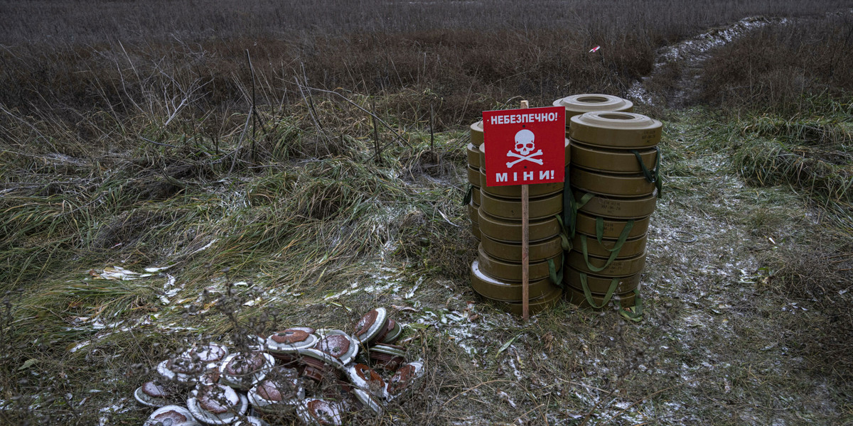 Miny przeciwczołgowe na polu w obwodzie chersońskim