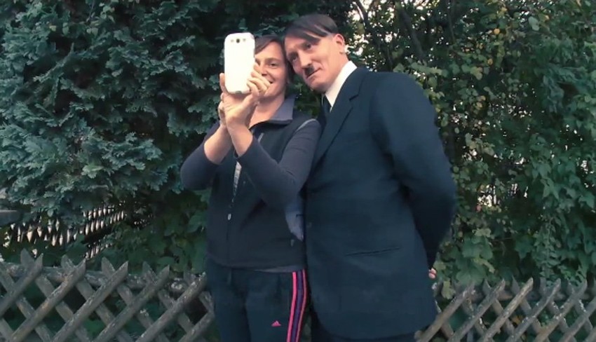 Kada vide jednog od najzločinačkijih vođa 20. veka, većina ljudi je uzbuđena i misli da je to zabavno. Snimaju selfi s njim i pozdravljaju ga nacističkim pozdravom
