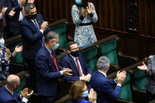 Coraz więcej osób emigruje i wymeldowuje się z Polski. "To wina obłędnej polityki PiS"