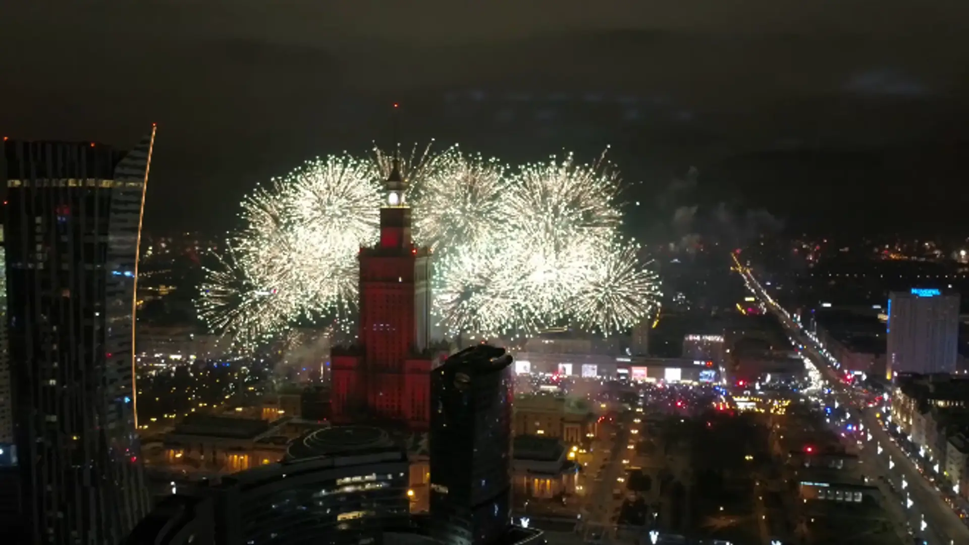 Fajerwerki nad Warszawą widziane z drona to coś, co musisz zobaczyć!