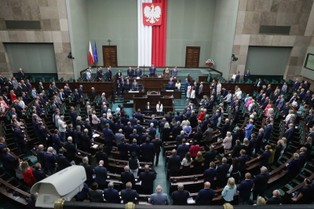 "Miodowy miesiąc" prezydenta Nawrockiego napędza PiS. Kto jeszcze na podium? Nowy sondaż