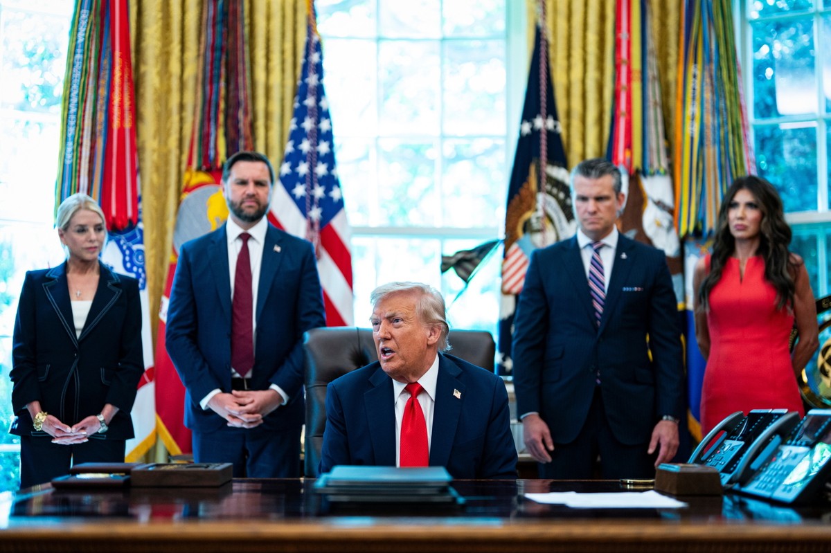 Donald Trump w otoczeniu swoich najbliższych współpracowników w Gabinecie Owalnym