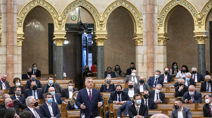 Becsó Zsolt Orbán mögött  a Parlamentben 2021. április 26-án / Fotó: Szigetváry Zsolt / MTI