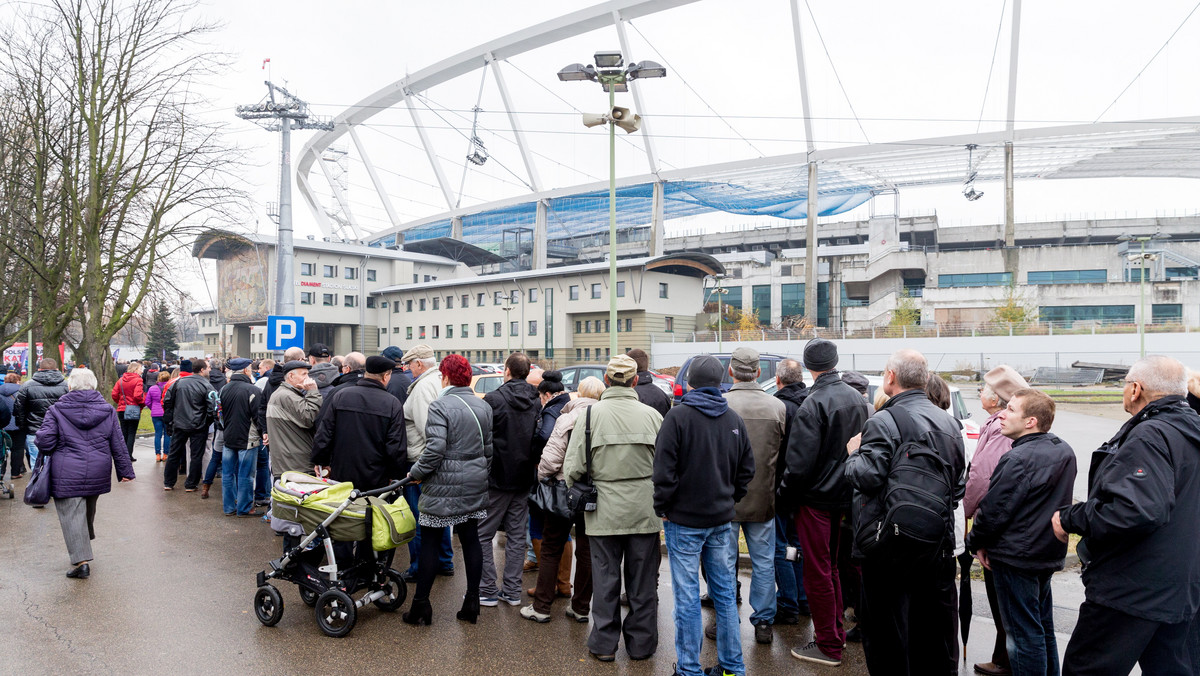 Około sześć tysięcy osób obejrzało dzisiaj w ciągu pięciu godzin od środka zadaszenie modernizowanego chorzowskiego Stadionu Śląskiego podczas festynu z okazji Święta Niepodległości.