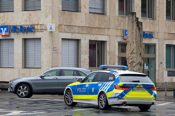 PROLAZNIK PRONAŠAO 35 LJUDSKIH ZUBA NA ULICI Misterija u Nemačkoj: Policija pokrenula istragu