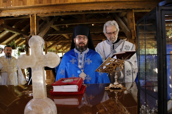 "Ljubav i vera Svetog Zosima privlači narod Božiji koji kod njegovih svetih moštiju pronalazi utehu i olakšanje u svojim stradanjima i bolestima", kaže iguman manastira, arhimandrit Dimitrije