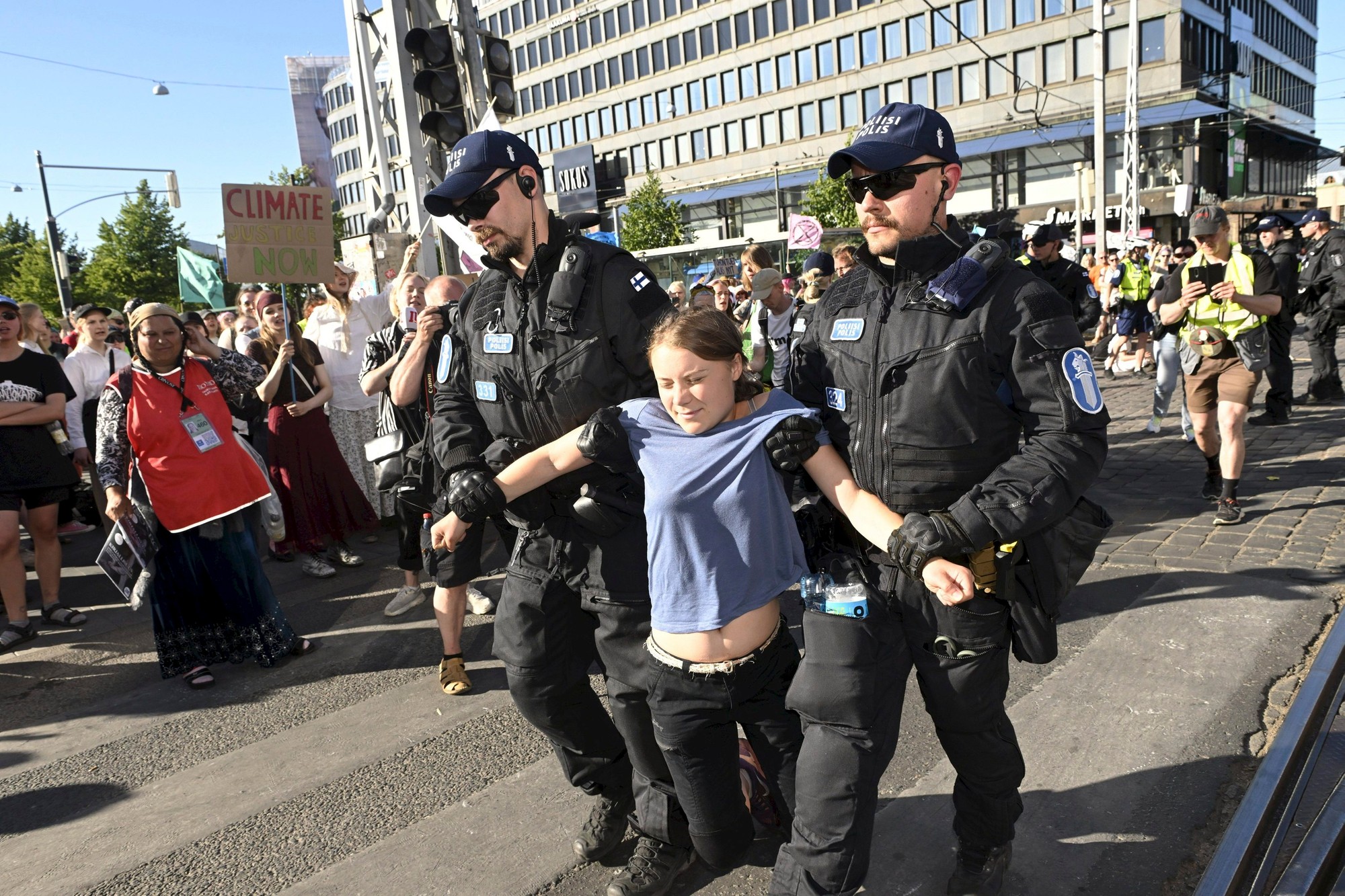 Greta Thunberg počas zadržania vo fínskom hlavnom meste Helsinki.